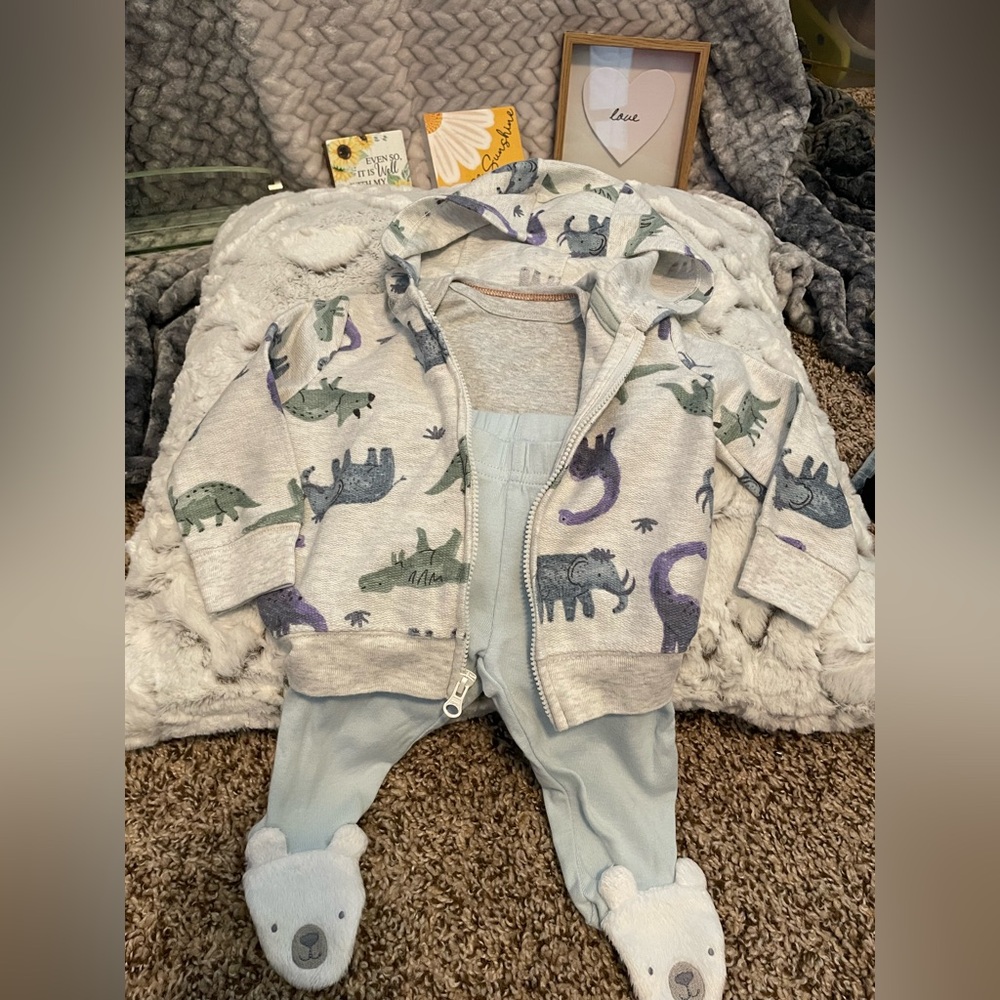 🦖 Carter’s 3 PC Set Onesie bear feet pants and Dino🦕 jacket Baby Bundle – SZ 3 M